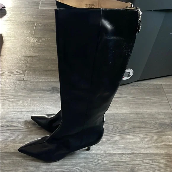 Elegant Black Leather Knee-High Boots - Picture 3 of 5